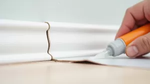 jak silikonować listwy przypodłogowe