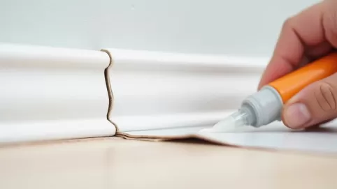 jak silikonować listwy przypodłogowe